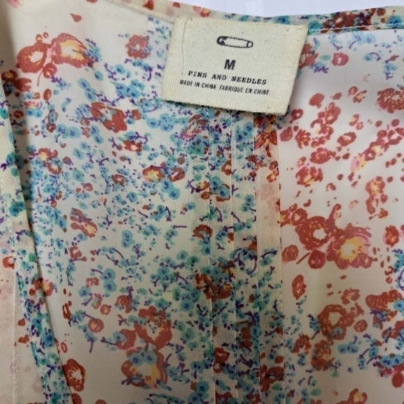 PINS & Needles Floral Button Up‎ Top - Picture 7 of 10